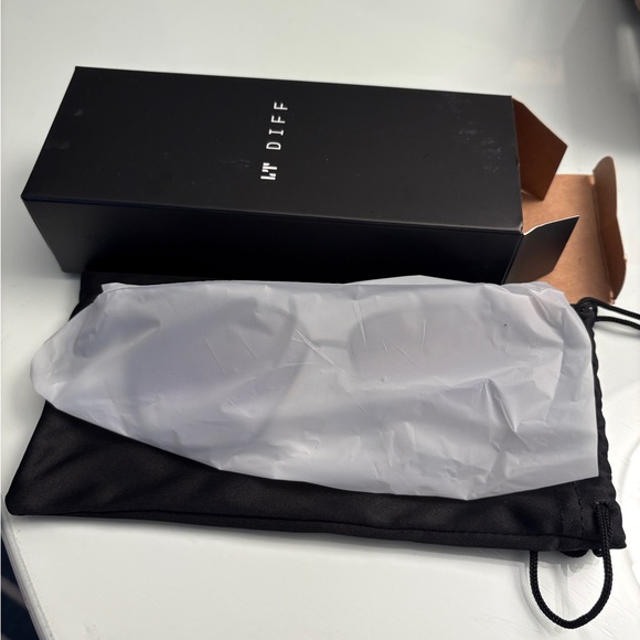 DIFF Grace Matte Black Sunglasses main image 5
